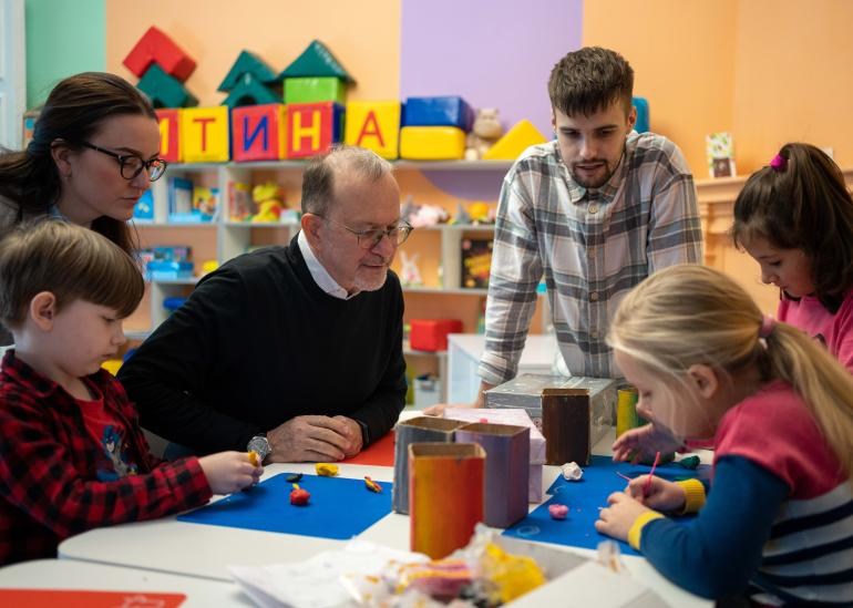 Тед Чайбан, Заместитель Исполнительного директора ЮНИСЕФ, посещает детский центр «Спільно», открытый при поддержке ЮНИСЕФ в Харькове.
