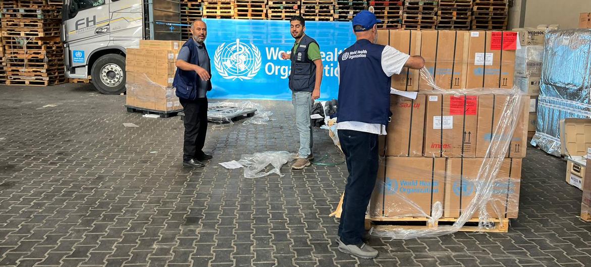 Medische voorraden georganiseerd door de WHO worden gelost in een magazijn in Gaza.