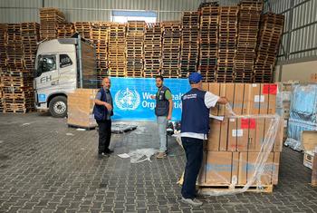 Медицинские товары, предоставленные ВОЗ, на складе в секторе Газа.