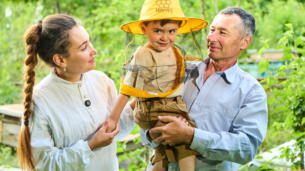 Зарнигор вместе с отцом и сыном на семейной пасеке.