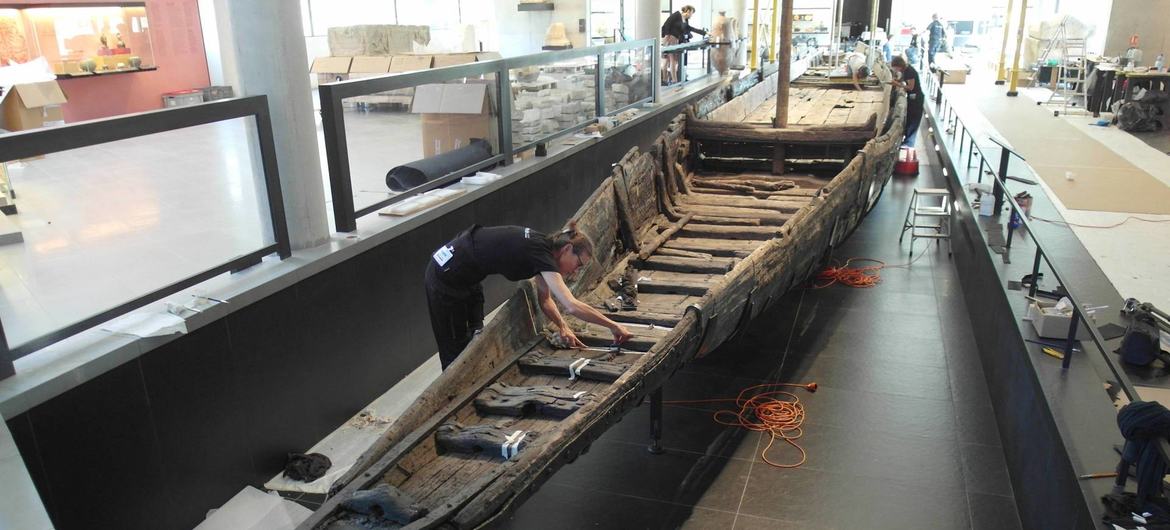 Древнеримский корабль «Арль-Рона 3» в музее древнего Арля в департаменте Буш-дю-Рон, Франция. 
