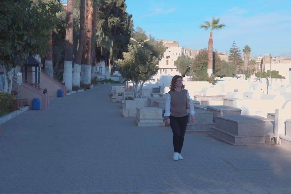 Johanna, volontaire au cimetière juif de Fès, au Maroc.