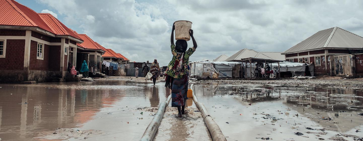 Des millions de personnes sont toujours déplacées au Nigéria en raison des conflits, des effets du changement climatique et des catastrophes naturelles. Sur cette photo d'archive, une fille transporte de l'eau jusqu'à son abri dans un camp de personnes d…
