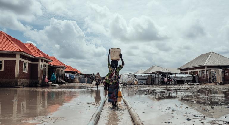 Milhões estão deslocados em toda a Nigéria devido a conflitos, impactos das alterações climáticas e catástrofes naturais. Nesta foto de arquivo, uma menina leva água para seu abrigo em um campo de deslocados internos no nordeste do país