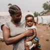 Mama akimbeba binti yake mdogo katika kambi ya wakimbizi huko Kivu Kaskazini, DR Congo, baada ya kushauriana katika kliniki UNICEF inayotembea.