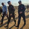 Миротворцы и сотрудники ООН идут по грунтовой тропе на базе UNMISS) в Южном Судане.