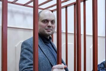 रूसी पत्रकार और प्रमुख विपक्षी कार्यकर्ता व्लादिमीर कारा-मुर्ज़ा, रूस में ही जेल में बन्द हैं.