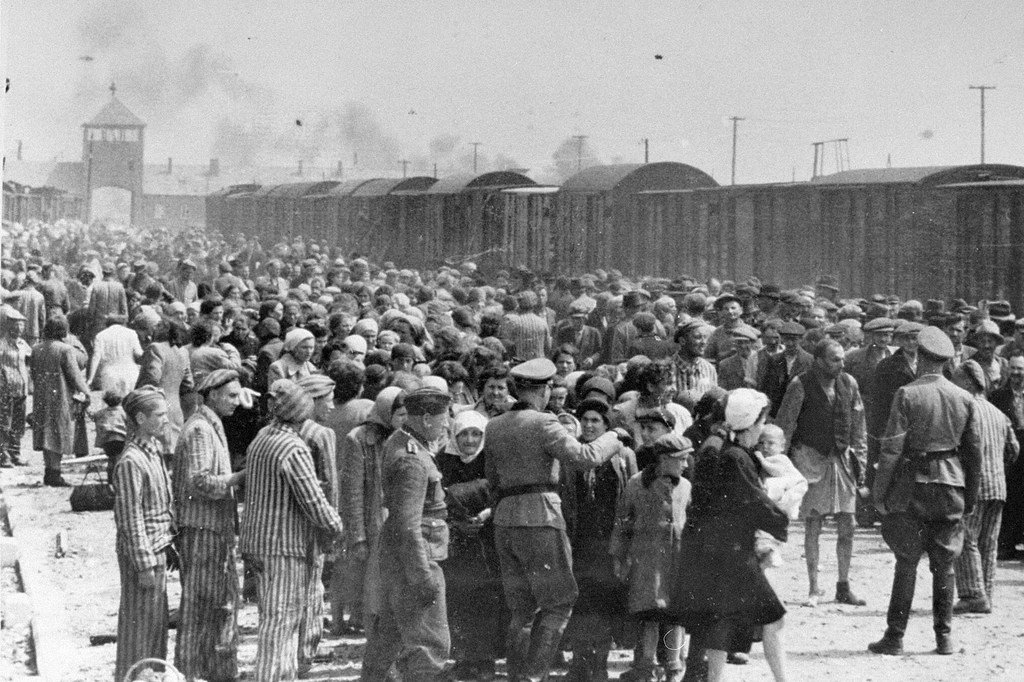 Wayahudi kutoka Subcarpathian Rus wanakabiliwa na mchakato wa uteuzi kwenye ramp huko Auschwitz-Birkenau, Poland.