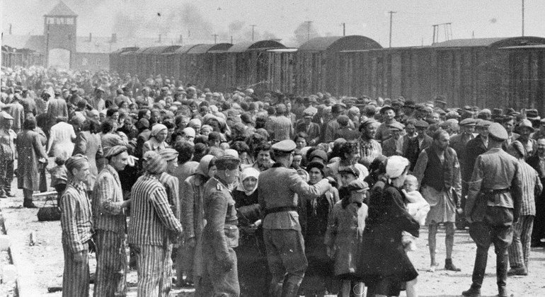 Subcarpathian Rus से यहूदी Auschwitz-Birkenau, पोलैंड में एक रैंप पर चयन प्रक्रिया के अधीन हैं