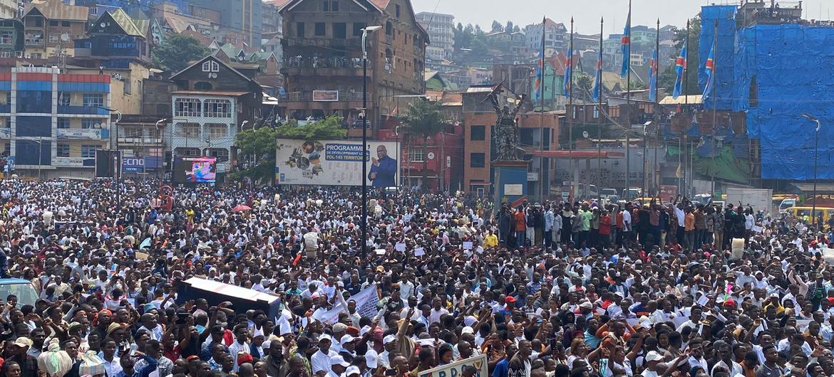 En Bukavu, al este de la República Democrática del Congo, la población se manifiesta contra la injerencia extranjera en la minería y la extracción de recursos minerales.