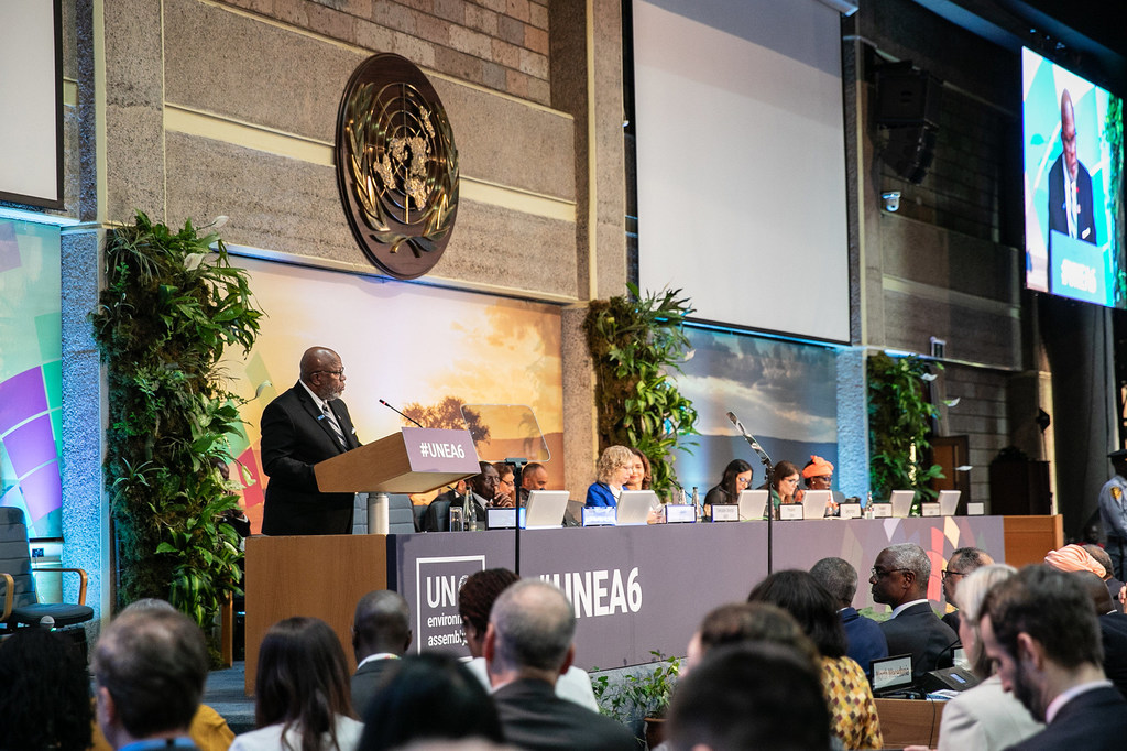 Деннис Фрэнсис выступает с речью на открытии сегмента высокого уровня шестой сессии Ассамблеи ООН по окружающей среде в Найроби, Кения.