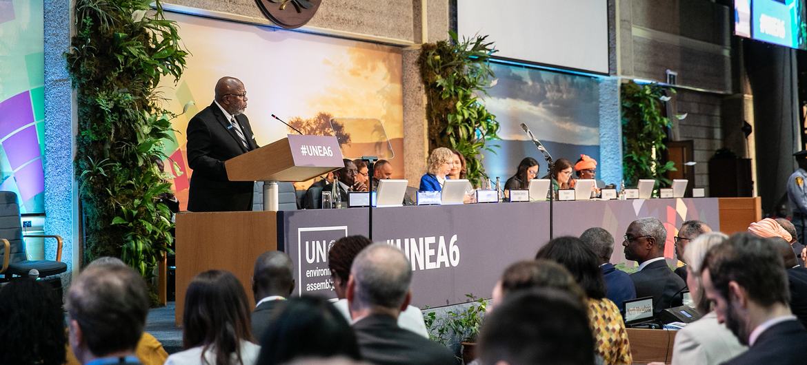 Dennis Francis, presidente da 78ª sessão da Assembleia Geral das Nações Unidas, discursa na plenária da Unea-6