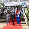 William Ruto, Inger Andersen e Leila Benali descem as escadas em direção a um tapete vermelho na Assembleia das ONU para o Meio Ambiente (UNEA-6) em Nairóbi.