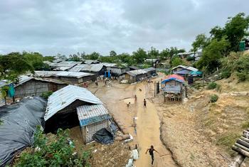 Watoto wa jamii ya warohingya wakicheza kwenye mvua katika kambi ya wakimbizi ya Nayapara huko Teknaf, Mashariki mwa Bangladesh