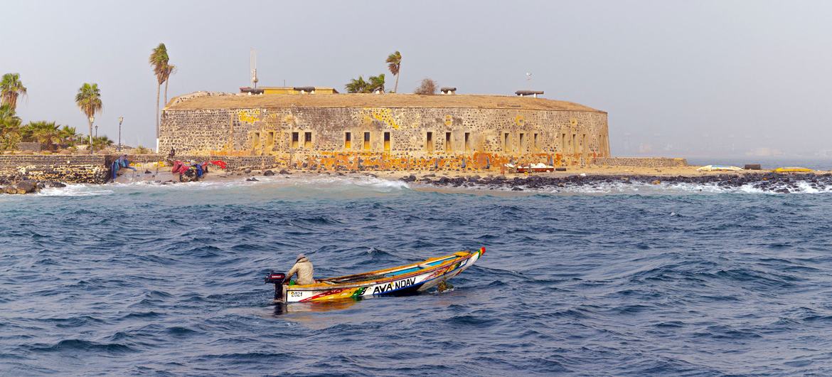 Ang Isla sa Gorée sa baybayon sa Senegal usa ka UNESCO heritage site ug simbolo sa pag-antos, kasakit ug kamatayon sa transatlantic nga patigayon sa ulipon.