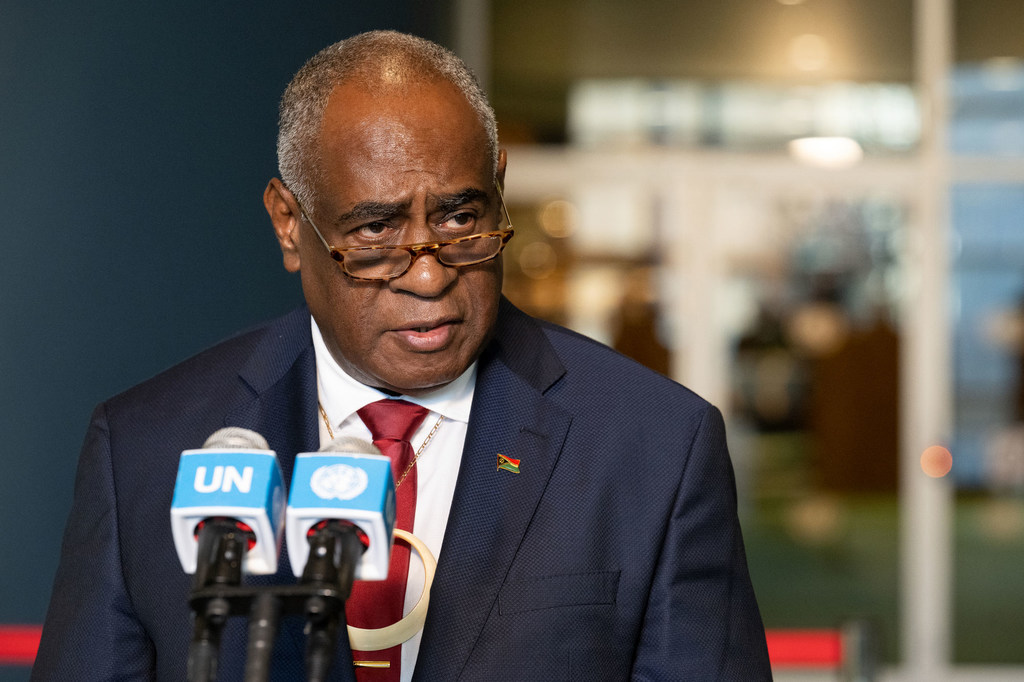 Le Premier ministre Alatoi Ishmael Kalsakau de Vanuatu informe les journalistes sur le projet de résolution demandant un avis consultatif de la CIJ sur les obligations des États en matière de lutte contre le changement climatique.