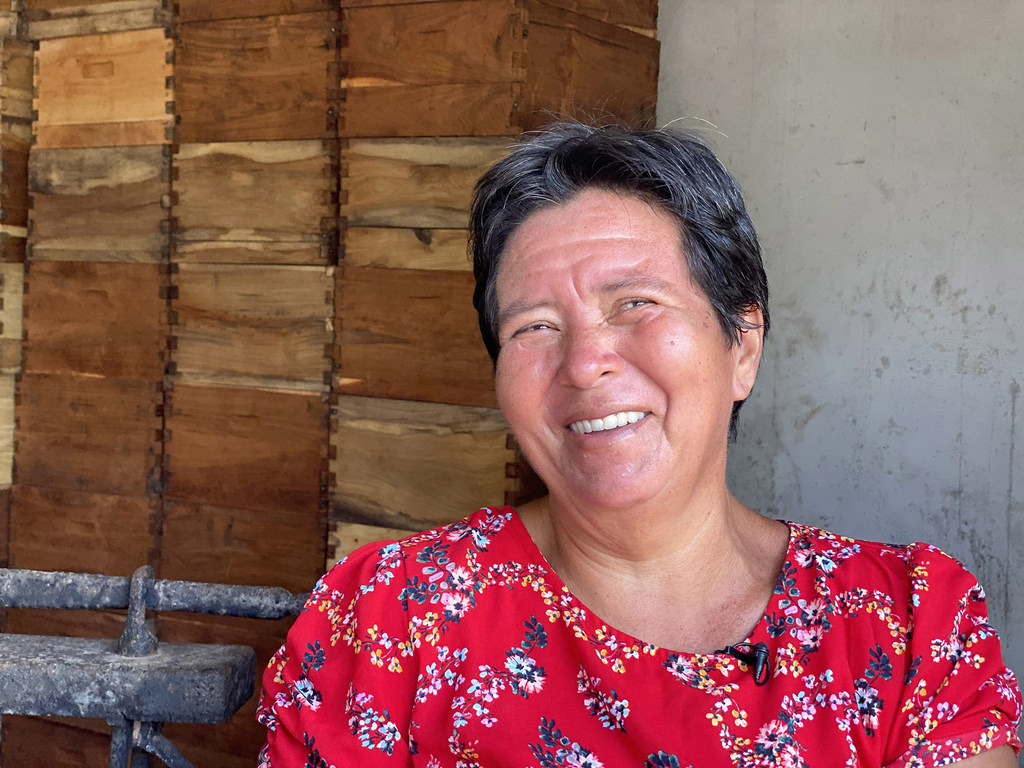 Adelina tenía 11 años cuando llegó con sus padres y sus siete hermanos a Boca de Chajul en Chiapas en diciembre de 1981 huyendo de la Guerra Civil en Guatemala. Hoy dirige su centro de acopio y vende miel.