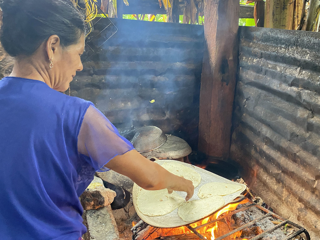 Isabel Cano Juan prepara la comida en la cocina de su casa en Maya Balam, Quintana Roo, donde su familia se estableció hace 36 años. Continúa hablando su idioma y trabaja en la preservación de sus tradiciones. 