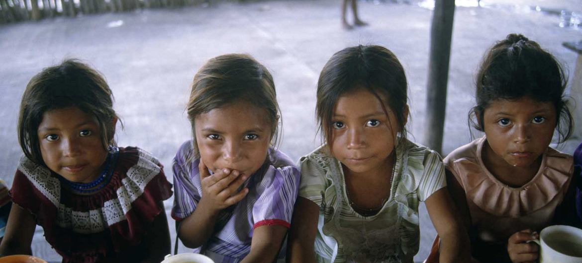 Niñas guatemaltecas en el asentamiento de refugiados de Los Lirios, Quintana Roo.