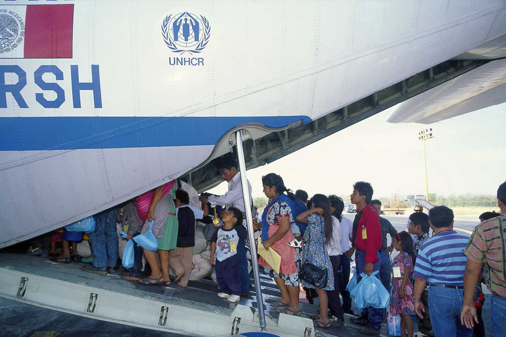 Personas refugiadas suben a un avión Hércules financiado por ACNUR para el retorno voluntario a Guatemala desde el aeropuerto de Campeche.
