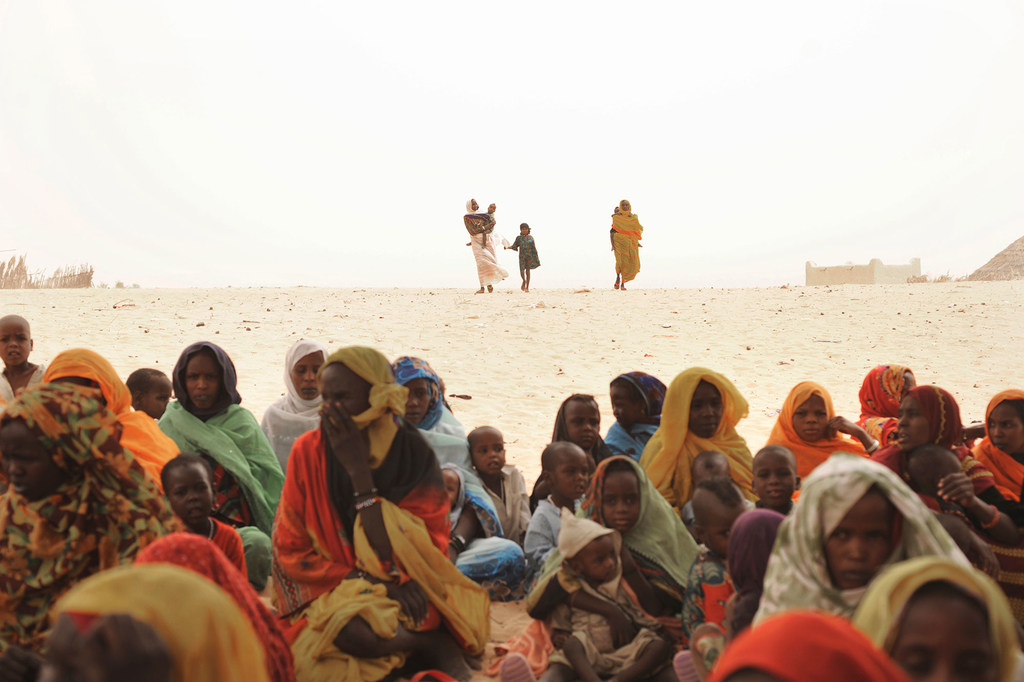 Des femmes amènent leurs enfants à un dépistage communautaire de la malnutrition à Nokou, au Tchad.