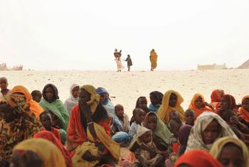 Mulheres levam seus filhos para uma triagem de desnutrição comunitária em Nokou, Chade.