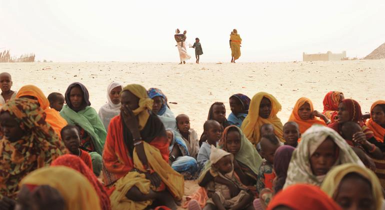 نساء يحضرن أطفالهن إلى فحص مجتمعي لسوء التغذية في نوكو، تشاد.