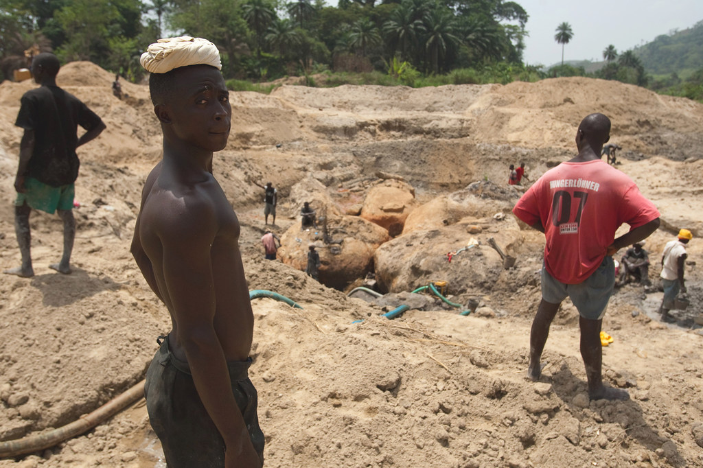 Jóvenes trabajando en una mina de diamantes cerca de Koidu, Sierra Leona.