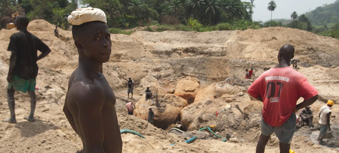 Молодые люди работают на месторождении алмазов недалеко от Койду, Сьерра-Леоне. (файл)