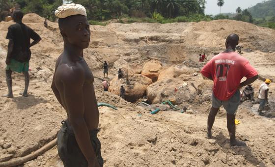Молодые люди работают на месторождении алмазов недалеко от Койду, Сьерра-Леоне. (файл)