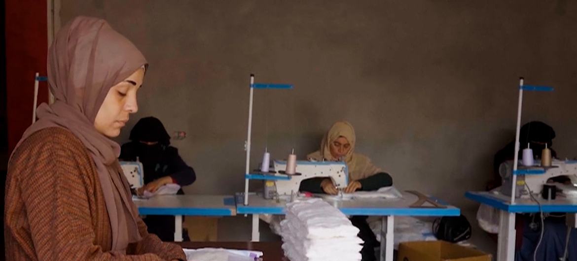 خالدہ جمال یسین اور نقل مکانی پر مجبور دوسری خواتین رفح میں بچوں کے ڈائپر تیار کر رہی ہیں۔