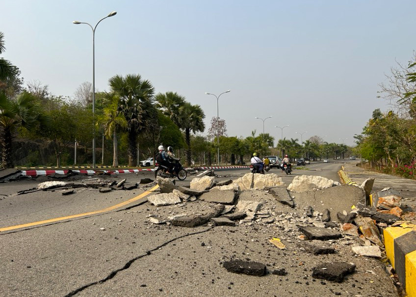 Una importante carretera de Nay Pyi Taw muestra graves daños estructurales tras el terremoto de magnitud 7,7 que sacudió Myanmar.