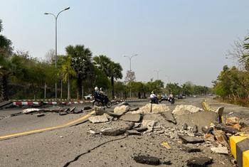 Barabara kuu katika mji mkuu Naypyitaw inaonesha uharibifu mkubwa wa miundombinu kufuatia tetemeko la ardhi lenye ukubwa wa 7.7 katika kipimo cha Richa ililoikumba Myanmar.