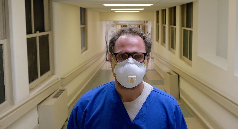 En una sobrecargada UCI neoyorquina, el doctor Pinelis trabajó más allá de sus límites y ahora advierte de que el mundo aún puede no estar preparado para lo que viene.