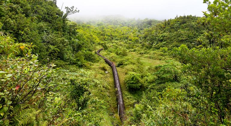 रोसो घाटी में स्थित, डॉमिनिका का भू-तापीय ऊर्जा पाइप.