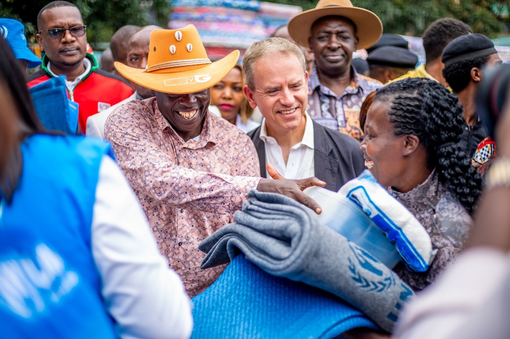 Deputy President Rigathi Gachagua (Left) accompanied by UN Kenya delegation led by the Resident Coordinator Dr. Stephen Jackson (Right) and UNHCR Officials, today distributed essential aid to families affected by the recent floods in Kiamaiko, Mathare, N…