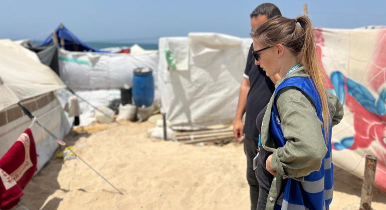 لويز ووتريدج، قسم الإعلام في الأونروا، في زيارة ميدانية إلى رفح، جنوب غزة.