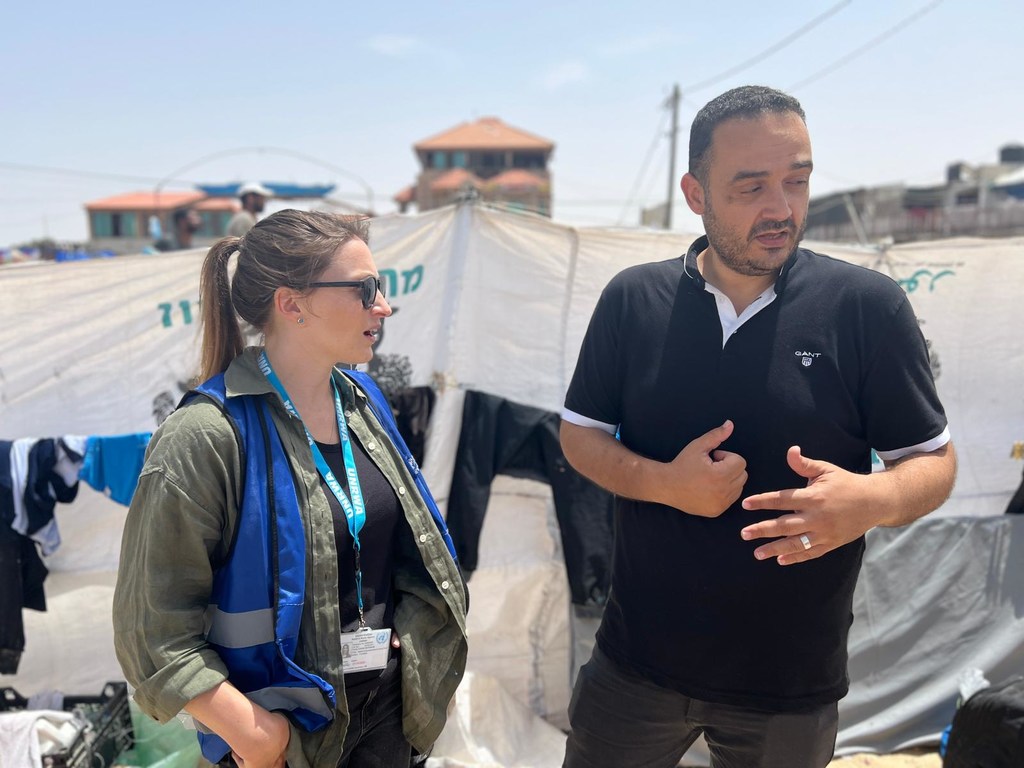 Louise Wateridge de l'UNRWA avec son collègue Hussein à Rafah, au sud de Gaza.UNRWA/Louise Wateridge Louise Wateridge de l'UNRWA avec son collègue Hussein à Rafah, au sud de Gaza.