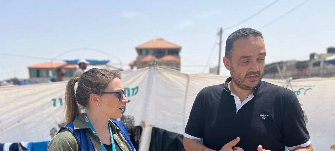 Louise Wateridge da Unrwa com o seu colega Hussein em Rafah, sul de Gaza