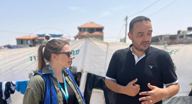 لويز ووتريدج، قسم الإعلام في الأونروا، مع زميلها حسين في زيارة ميدانية إلى رفح، جنوب غزة.