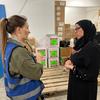 Louise Wateridge de l'UNRWA (à gauche) s'entretient avec le Dr Sulafa qui travaille avec l'agence à Rafah, dans le sud de Gaza.