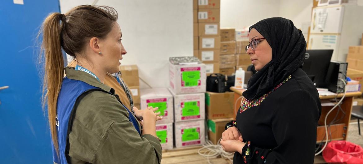 لويز ووتريدج، قسم الإعلام في الأونروا، تتحدث مع الدكتورة سلافة التي تعمل مع الأونروا في رفح، جنوب غزة.