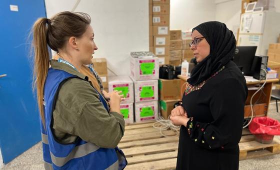 Louise Wateridge de l'UNRWA (à gauche) s'entretient avec le Dr Sulafa qui travaille avec l'agence à Rafah, dans le sud de Gaza.