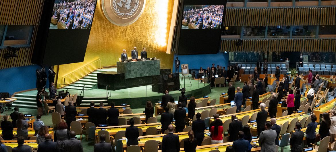 L'Assemblée générale des Nations Unies observe une minute de silence lors d'un hommage rendu au pape François.