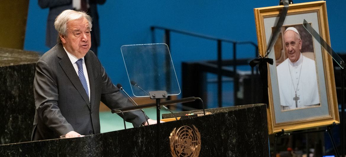 Le Secrétaire général António Guterres s'adresse à l'Assemblée générale des Nations Unies lors d'une cérémonie en hommage au pape François.