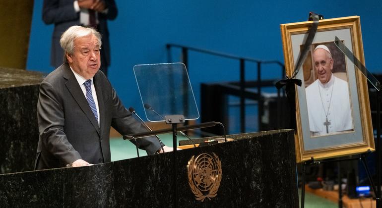 联合国秘书长古特雷斯在联合国大会纪念教皇方济各的活动上致辞。
