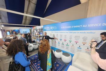 مدير مركز الأمم المتحدة للإعلام بالرباط، فتحي الدبابي (يسار)، يقدم الخط الزمني لثمانية عقود من محطات الأمم المتحدة وسبعة عقود من مشاركات المغرب في إطار الأمم المتحدة خلال افتتاح جناح الأمم المتحدة في معرض الرباط الدولي للكتاب.