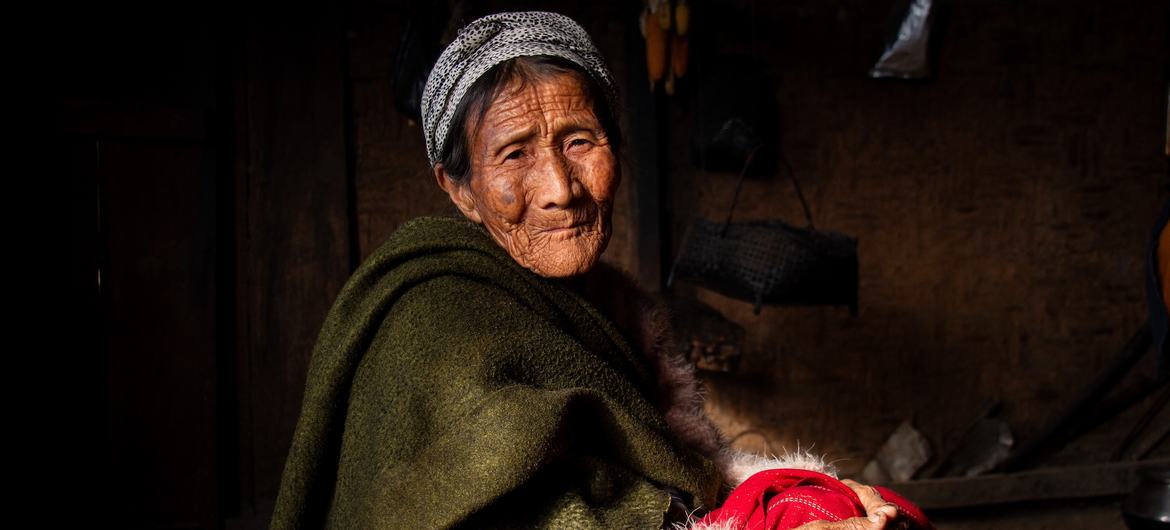 Uma mulher idosa que desempenha um papel vital na solidariedade intergeracional ao transmitir conhecimento tradicional e valores culturais na aldeia de Phalee, Manipur, Índia