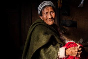 Uma mulher idosa que desempenha um papel vital na solidariedade intergeracional ao transmitir conhecimento tradicional e valores culturais na aldeia de Phalee, Manipur, Índia
