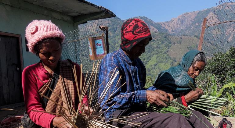 भारत में मेघालय राज्य के पूर्वी खासी पहाड़ी ज़िले के माव-आ गाँव के समुदाय द्वारा बांस शिल्प का प्रदर्शन. भारत में मेघालय राज्य के पूर्वी खासी पहाड़ी ज़िले के माव-आ गाँव के समुदाय द्वारा बांस शिल्प का प्रदर्शन.